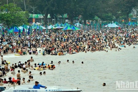 Đông đảo du khách đến bãi biển Đồ Sơn trong dịp nghỉ lễ 30/4-1/5.