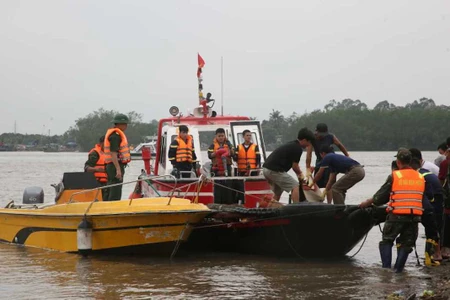 Lực lượng cứu hộ đưa nạn nhân đầu tiên được tìm thấy vào bờ.