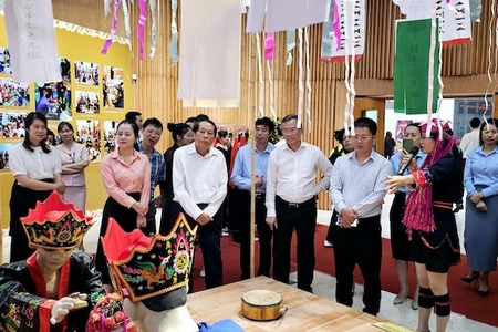 Các đại biểu tham quan tổ hợp tượng tái hiện nghi lễ cấp sắc của người Dao Thanh Y.