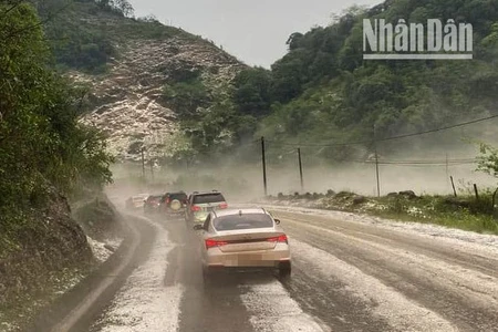 Mưa đá với lượng lớn gây ảnh hưởng tới việc di chuyển của các phương tiện giao thông trên tuyến Quốc lộ 6, đoạn chạy qua huyện Vân Hồ, tỉnh Sơn La. (Ảnh: Người dân cung cấp).