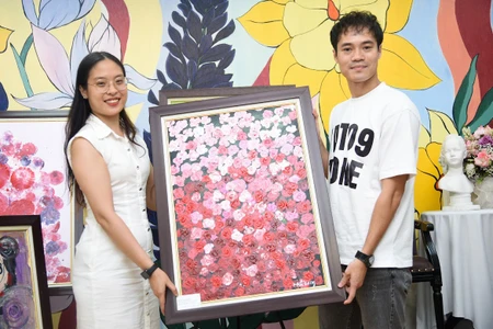 Danh thủ Văn Toàn mua tranh ủng hộ các họa sĩ nhí tự kỷ