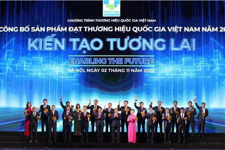 Thủ tướng Phạm Minh Chính chụp ảnh cùng các doanh nghiệp có sản phẩm đạt thương hiệu quốc gia năm 2022. 