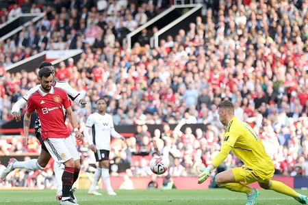 Bruno Fernandes ghi bàn đem về chiến thắng muộn màng cho Manchester United trước Fulham. Ảnh: Premier League
