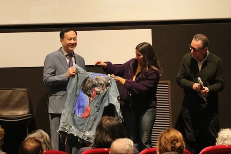 Đại sứ Việt Nam tại Italy Dương Hải Hưng thay mặt đoàn làm phim nhận Giải Phim Hay Nhất dành cho phim “Bên trong vỏ kén vàng.” (Ảnh: Trường Dụy/TTXVN)