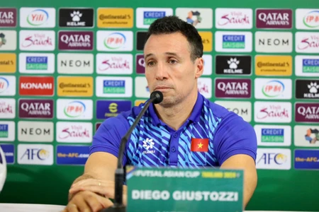 Huấn luyện viên Diego Giustozzi tại buổi họp báo. (Ảnh: VFF)