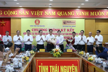 Lễ ký kết hợp đồng tài trợ của Tập đoàn T&T Group với câu lạc bộ bóng đá nữ Thái Nguyên. 