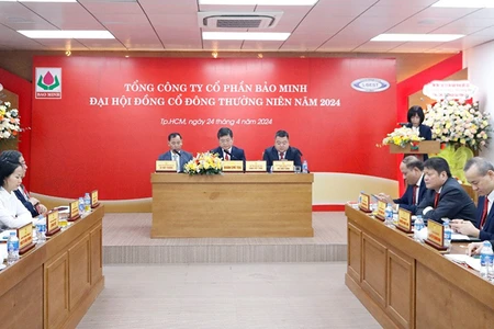 Đoàn Chủ tọa được điều hành bởi ông Đinh Việt Tùng - Chủ tịch Hội đồng Quản trị (ngồi giữa).