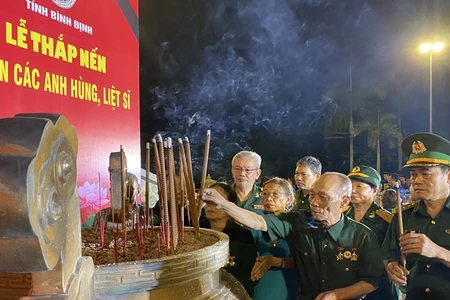 Lễ thắp nến tri ân năm nay được tỉnh Bình Định tổ chức tại Nghĩa trang liệt sĩ thành phố Quy Nhơn.