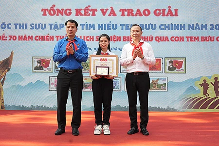 Bí thư Trung ương Đoàn Ngô Văn Cương (bên trái) và đại diện Ban tổ chức Cuộc thi trao giải đặc biệt tặng thí sinh Đặng Lê Gia Nhi.