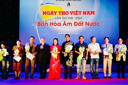 Các hội viên mới kết nạp của Hội Liên hiệp Văn học Nghệ thuật Hải Phòng trong Ngày thơ Việt Nam tại Hải Phòng.
