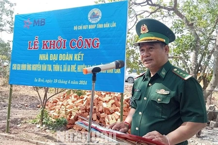Thượng tá Rơ Lan Ngân, Phó Chính ủy Bộ đội Biên phòng tỉnh Đắk Lắk phát biểu tại lễ khởi công.