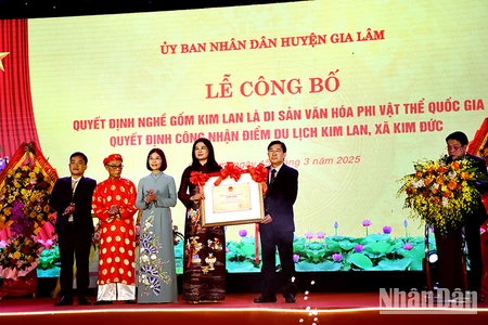 Lễ đón công nhận nghề gốm Kim Lan là Di sản văn hóa phi vật thể quốc gia.