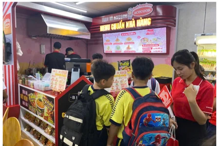 Khách hàng chọn món tại trạm mì