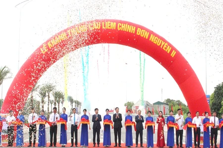 Các đại biểu thực hiện nghi thức cắt băng khánh thành cầu Liêm Chính nguyên đơn II.