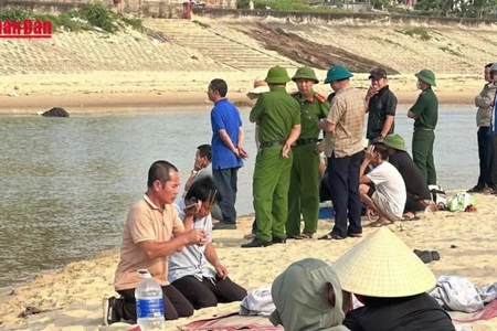 [Video] Tìm thấy thi thể hai học sinh mất tích khi tắm ở sông Dinh