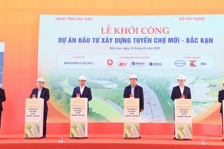 Các đại biểu nhấn nút khởi công dự án đường cao tốc Chợ Mới-Bắc Kạn. 