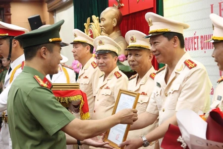 Lãnh đạo Công an thành phố trao quyết định nghỉ công tác hưởng chế độ hưu trí, chờ hưởng chế độ hưu.