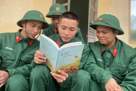 Các chiến sĩ mới đọc sách trong khoảnh khắc được nghỉ giải lao.