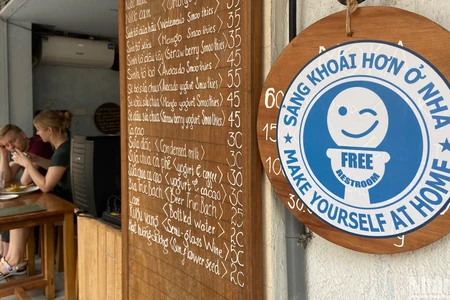 Biển hiệu “Free restroom” chỉ dẫn nơi bạn có thể sử dụng nhà vệ sinh miễn phí. (Ảnh: NGỌC KHÁNH)