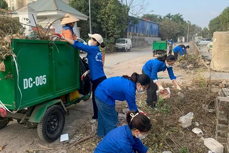 Ðoàn viên, thanh niên quận Hoàng Mai (Hà Nội) dọn dẹp vệ sinh môi trường trên địa bàn. (Ảnh HOÀNG NGÀ) 