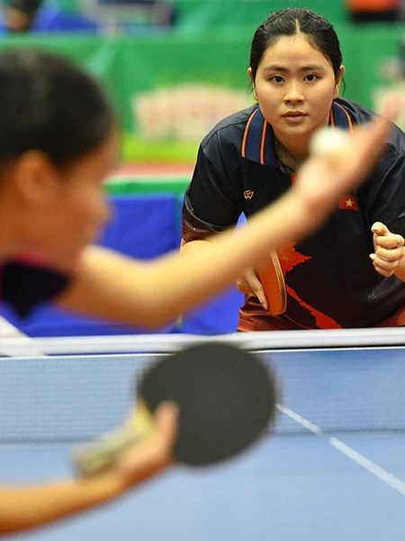 Tay vợt xinh đẹp Chung Thị Mỹ Huyền (Tây Ninh) tập trung quan sát cú giao bóng của đối phương.