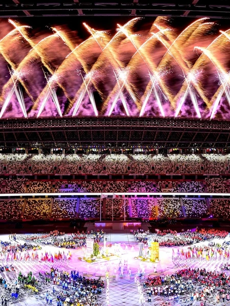 Pháo hoa rực sáng sân vận động Olympic trong lễ bế mạc Paralympic Tokyo 2020. (Ảnh: Getty Images)