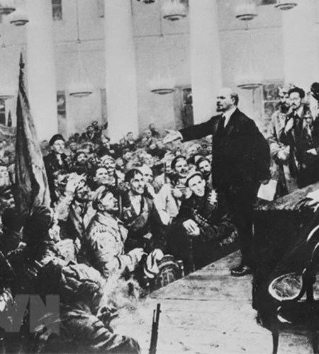 Đêm 7/11/1917, Đại hội các Xô-viết được triệu tập, thành lập Chính quyền Xô-viết do V.I.Lenin đứng đầu. (Ảnh: Tư liệu TTXVN).