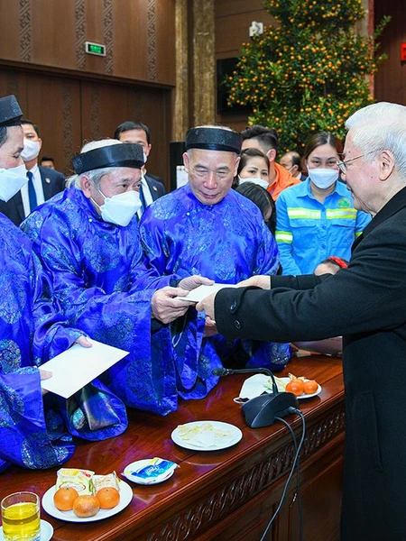 Tổng Bí thư Nguyễn Phú Trọng thăm, hỏi và chúc Tết các cụ cao tuổi. (Ảnh: Thành Đạt)