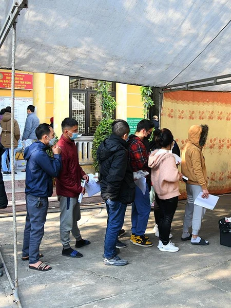 Nhân viên y tế quận Hoàng Mai lấy mẫu xét nghiệm Covid cho các F0 tại Nhà văn hóa phường Hoàng Liệt. (Ảnh: THÀNH ĐẠT)