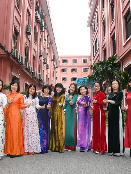 Những tà áo dài với muôn sắc màu vừa hiện đại, thanh lịch, vừa duyên dáng, đầy quyến rũ của các chị em Bộ Kế hoạch và Đầu tư (Hà Nội). (Ảnh: THÀNH ĐẠT)