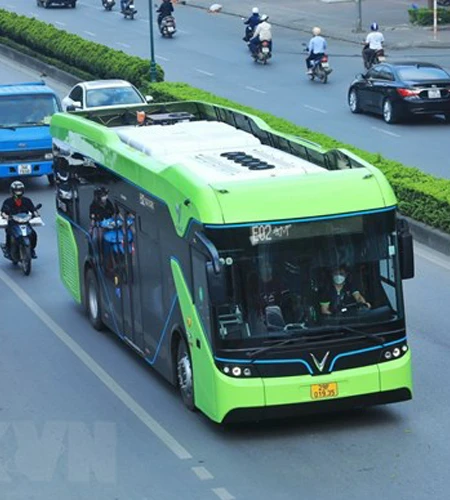 Hình ảnh các tuyến xe buýt điện ở Hà Nội vận hành ổn định