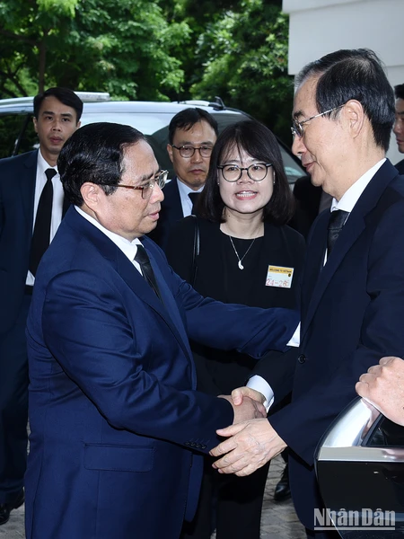Thủ tướng Phạm Minh Chính đón Thủ tướng Hàn Quốc Han Duck Soo.