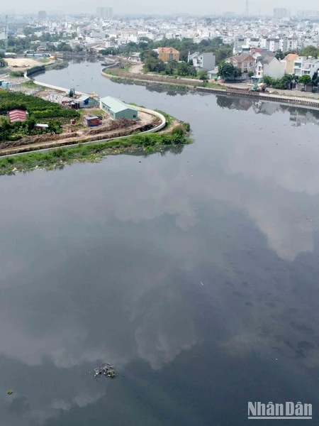 Sau hơn 1 năm khởi công xây dựng và cải tạo kênh Tham Lương - Bến Cát - Rạch Nước Lên, đến nay, tuyến kênh này đã dần "thay áo mới". Đơn vị thi công đang dồn lực và quyết tâm hoàn thành vào dịp 30/4/2025.