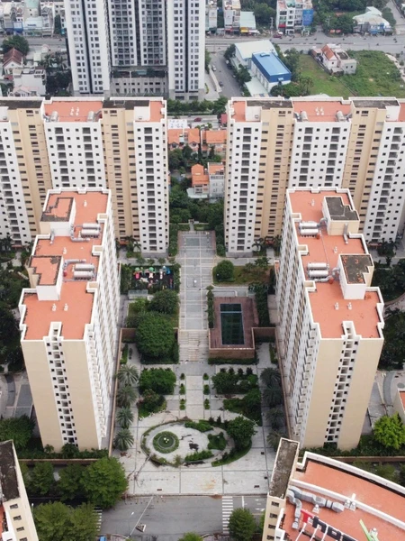 Với diện tích 38,4ha và hơn 12.000 căn hộ, dự án khu tái định cư Bình Khánh được xây dựng kể từ năm 2013 và hoàn thành vào năm 2015. Dự án thực hiện nhằm phục vụ tái định cư tại chỗ cho các hộ dân thuộc 5 phường trung tâm của Khu đô thị mới Thủ Thiêm.