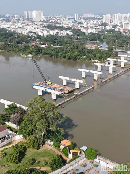 Cầu Thống Nhất bắc qua sông Cái (một nhánh của sông Đồng Nai) là hạng mục quan trọng nhất của Dự án đường trục trung tâm thành phố Biên Hòa.