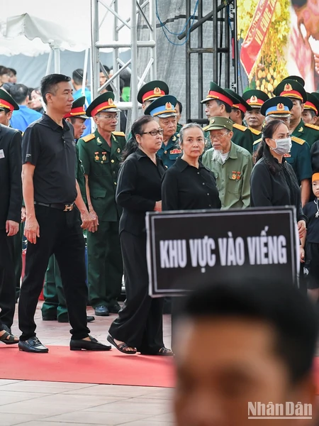 [Ảnh] Nhân dân xếp hàng dài viếng Tổng Bí thư Nguyễn Phú Trọng ở quê hương Lại Đà 