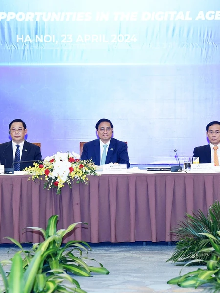 Thủ tướng Phạm Minh Chính, Thủ tướng Lào Sonexay Siphandone (thứ hai, từ trái sang) cùng Tổng Thư ký ASEAN Kao Kim Hourn (ngoài cùng, bên trái) tham dự Tọa đàm với doanh nghiệp ASEAN và đối tác.