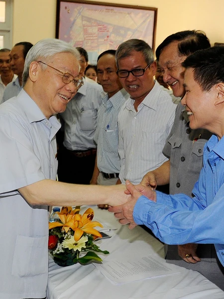 Hình ảnh giản dị, gần gũi khi Tổng Bí thư Nguyễn Phú Trọng tiếp xúc cử tri thành phố Hà Nội.