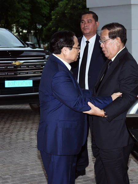 Thủ tướng Phạm Minh Chính đón Chủ tịch Đảng Nhân dân Campuchia Samdech Hun Sen.