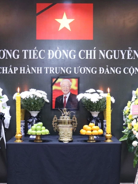 Từ 7 giờ sáng 25/7, Lễ viếng Tổng Bí thư Nguyễn Phú Trọng được tổ chức tại trụ sở Đại sứ quán Việt Nam tại Lào. (Ảnh: TRỊNH DŨNG)