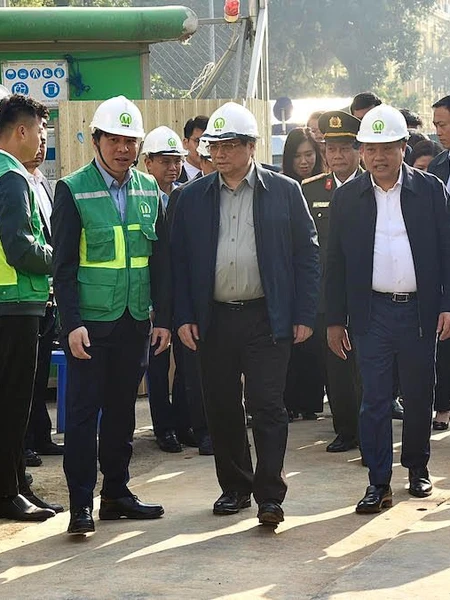 Thủ tướng Phạm Minh Chính thị sát công trường xây dựng Ga S12 thuộc Dự án xây dựng tuyến đường sắt đô thị Nhổn - Ga Hà Nội.