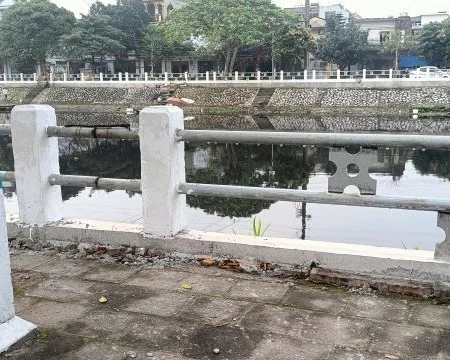 Dòng nước đen kịt trên sông Kiến Giang, đoạn chảy qua phường Phú Khánh (thành phố Thái Bình).