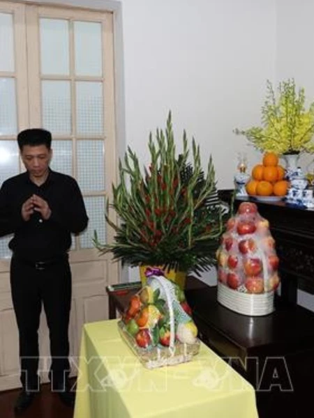 Ngoại trưởng Hoa Kỳ Antony Blinken thắp hương viếng Tổng Bí thư Nguyễn Phú Trọng.