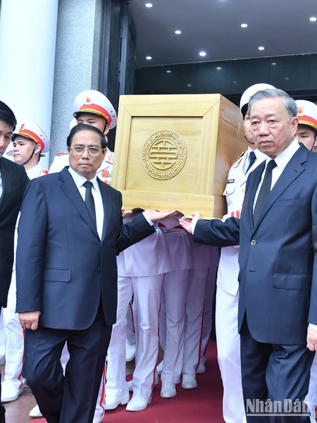 Các đồng chí lãnh đạo Đảng, Nhà nước chuyển linh cữu Tổng Bí thư Nguyễn Phú Trọng.
