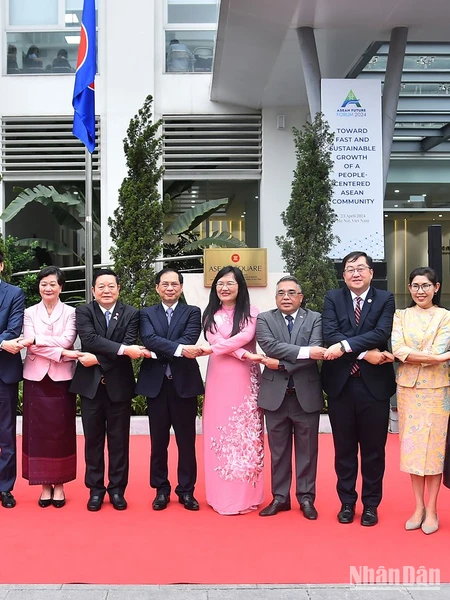 Bộ trưởng Ngoại giao Bùi Thanh Sơn và Tổng Thư ký ASEAN Kao Kim Hourn cùng các đại biểu tại Lễ cắt băng khánh thành Quảng trường ASEAN trong khuôn viên Học viện Ngoại giao.