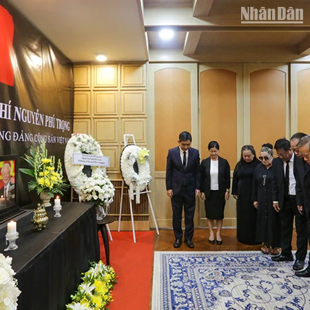 [Ảnh] Cộng đồng người Việt tại Thái Lan nghẹn ngào tiếc thương Tổng Bí thư Nguyễn Phú Trọng