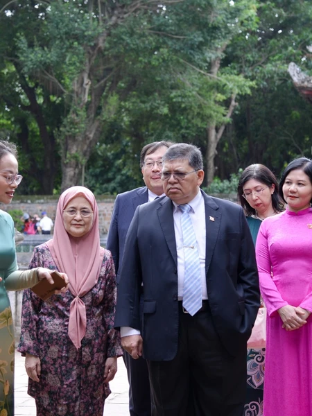 Chủ tịch Hạ viện Malaysia Tan Sri Dato’ Johari Bin Abdul và Phu nhân cùng Đoàn thăm Di tích quốc gia đặc biệt Văn Miếu-Quốc Tử Giám.