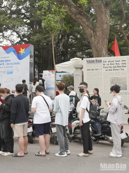 Dòng người xếp hàng tham quan triển lãm tương tác tại Báo Nhân Dân.