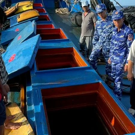 [Video] Bắt giữ tàu cá vận chuyển khoảng 70.000 lít dầu không rõ nguồn gốc