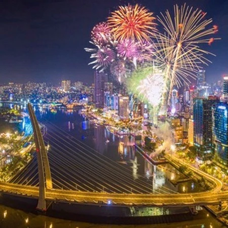 [Video] TP Hồ Chí Minh bắn pháo hoa tại 30 điểm vào tối 30/4